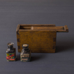 古道具のインクボトルと木箱-1
